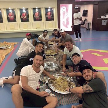 Diego Maradona almuerza en Dubai