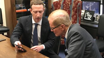 Zuckerberg, junto con el senador