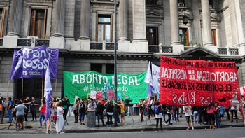 Cerca de las 9.30, las primeras organizaciones llegaron al Congreso para apoyar la despenalización del aborto (Maximiliano Luna)