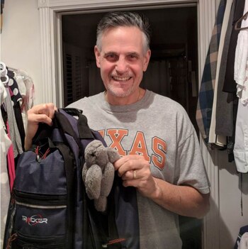 Pat Holmes junto a su bolsa de gimnasia y el peluche que le regaló a su hija hace 18 años (Cortesía de Samantha Holmes / The Washington Post)