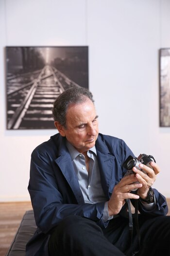 Sessa posa junto a su