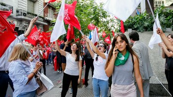 Una chica “pro aborto” pasa