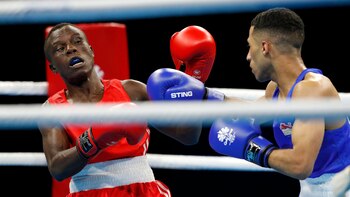 El camerunés Simplice Fotsala, vestido de rojo, es uno de los desaparecidos en los Juegos de la Commonwealth (AFP)