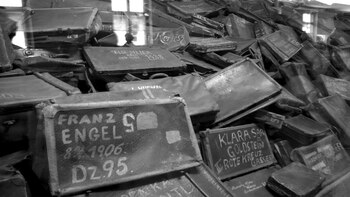 Las valijas amontonadas en una