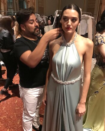 Peluqueros del staff retocando peinados