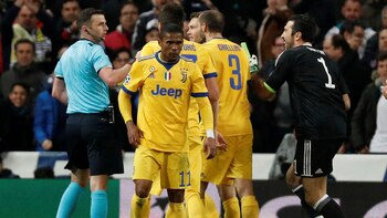 El árbitro Michael Oliver ya