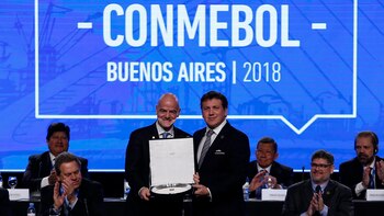 Gianni Infantino junto a Alejandro
