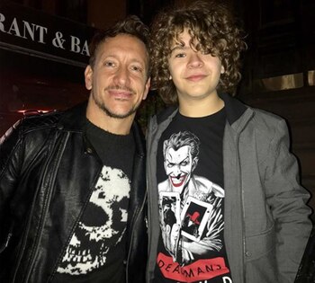 Nico Vázquez con Gaten Matarazzo.
