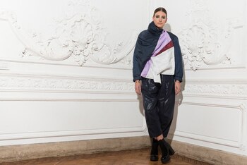 JT by Jessica Trosman: las puffer jackets. En sus pies, botinetas cruelty free con elástico combinadas en símil gamuza negra y charol negro by Klooster’s