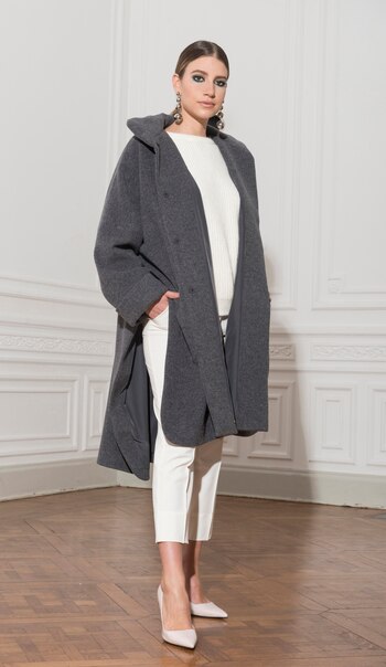 Pantalón al tobillo, sweater de lana, tapado gris con cortes by Zito y aros en cascada de círculos plateados de Luna Garzon