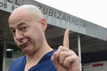 El fundador de Payamédicos posa frente