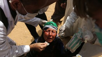 Una mujer es tratada a