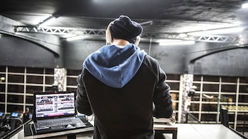 Desde la cabina, el DJ