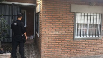 Allanaron dos viviendas relacionadas con el comisario y su oficina en la PDI santafesina