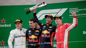 Daniel Ricciardo, con el trofeo,