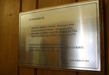 La placa conmemorativa en el