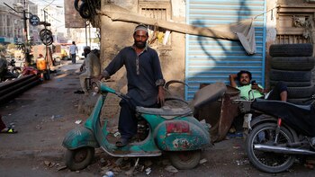 Shahzad, dueño de una scooter