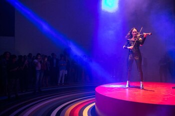 Una performance de violín electrónico