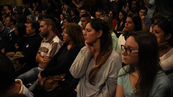 De la audiencia participan también