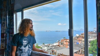 Geovani Martins mira la favela