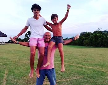 Nacho con sus dos hijos