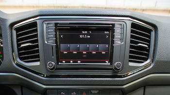 Pantalla táctil de 6,33″. Tiene