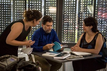 Spregelburd junto a la especialista