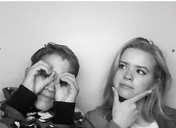 Ava y su hermano Deacon.