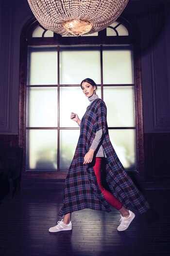 Maxicamisa (Kostüme), buzo de frisa ($