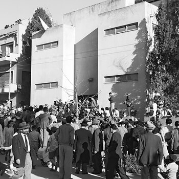 La pequeña multitud que se