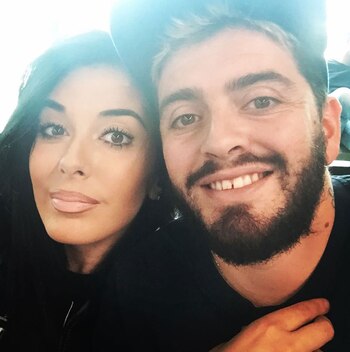 Junto a su novia, Nunzia