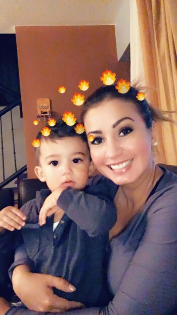 Elena Umaña junto a su