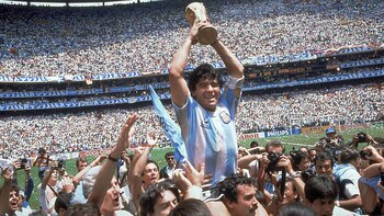 Maradona levantando la Copa del Mundo de 1986 (AP)