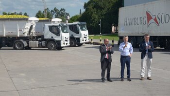 Mauricio Macri, acompañado por el gobernador de Tucumán, Juan Manzur y el ministro de Agroindustria, Luis Miguel Etchevehere celebraron el primer embarque de limones