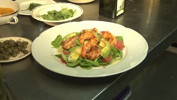 Ensalada de langostinos, pomelo, palta