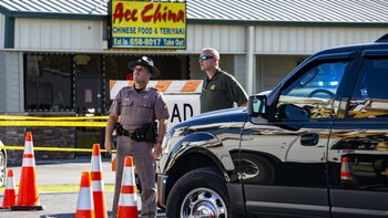 Dos policías custodian la escena