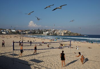 Gente jugando al volley en