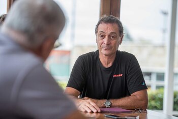 Clerc ganó 24 títulos individuales como tenista. Es apoyado por Guillermo Vilas (Foto: Guille Llamos)