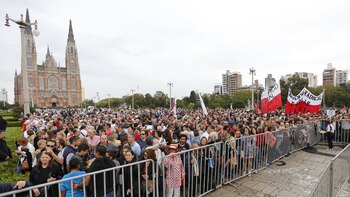La estatua está frente a