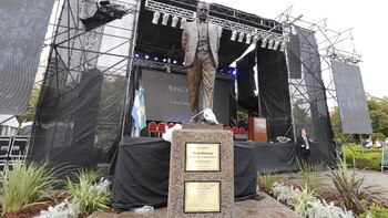 Cambiemos inauguró una estatua de