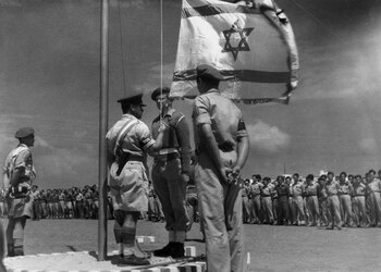 Oficiales israelíes izan la bandera