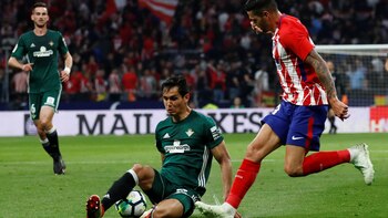 REUTERS/Juan MedinaAissa Mandi disputándose la