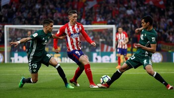 REUTERS/Juan MedinaFernando Torres disputándose la