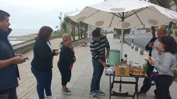 Trabajadores de la sucursal de Varese reparten facturas y cafe gratias a los transeúntes (Gentileza: 0223.com)