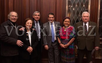 Adolfo Pérez Esquivel, Shirin Ebadi, Oscar Arias Sánchez, Guillermo Whpei, Rigoberta Menchu Tum y Lech Walesa en el encuentro de Voy x la Paz en Buenos Aires en 2017. Salvo Oscar Arias Sánchez, todos dirán presente en Voy x la Paz Montevideo.
