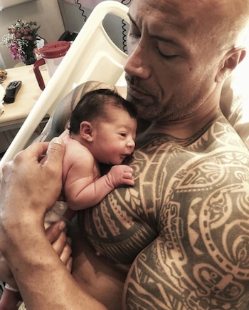 Dwayne Johnson con su nueva hija