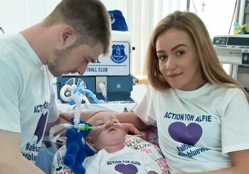 Alfie Evans con sus padres