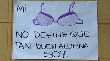 Uno de los carteles pegados