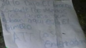 Junto a los restos del