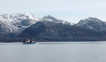 Un barco pesquero frente a